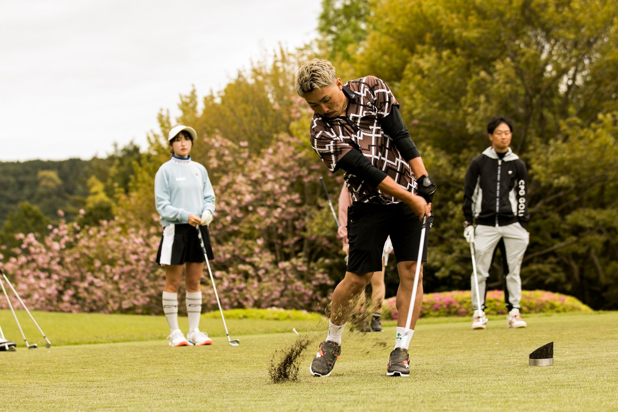 格闘家ゴルファー村越優汰氏の豪快なスウィング