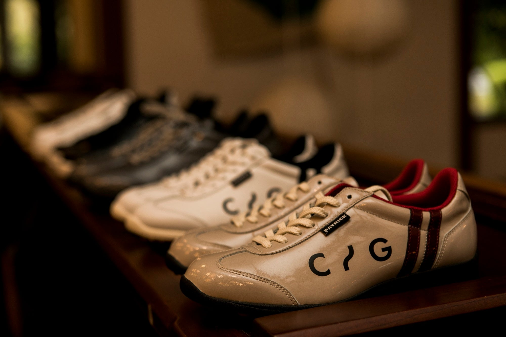 今秋発売予定の新作シューズを展示