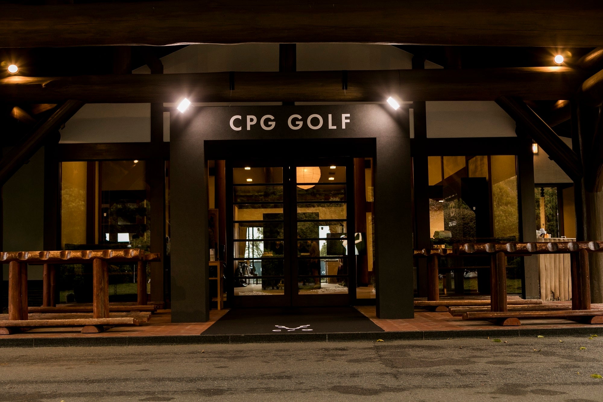 おもてなし入口は豪華な装飾