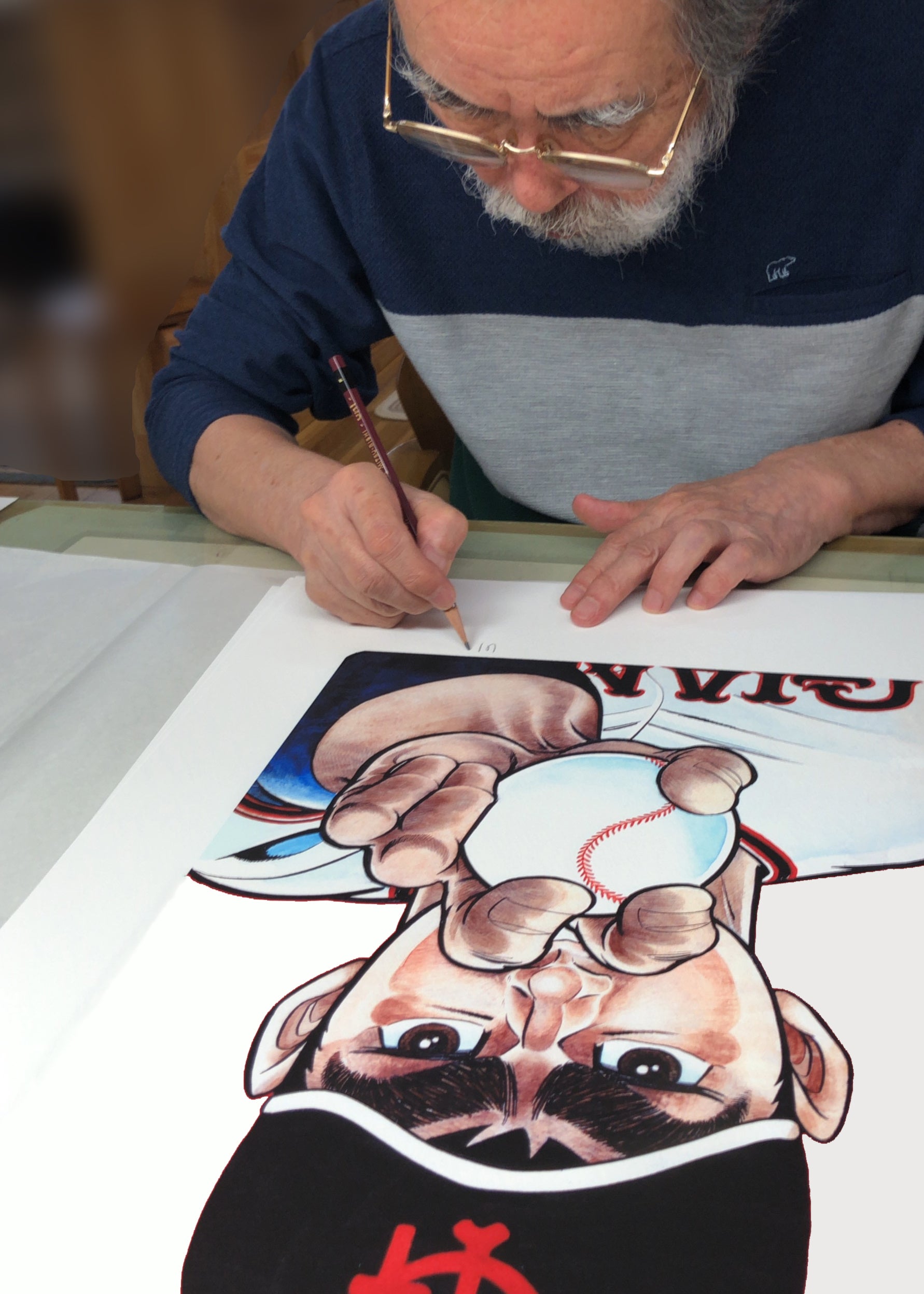 Wネームコレクションにサインを入れる川崎のぼる氏