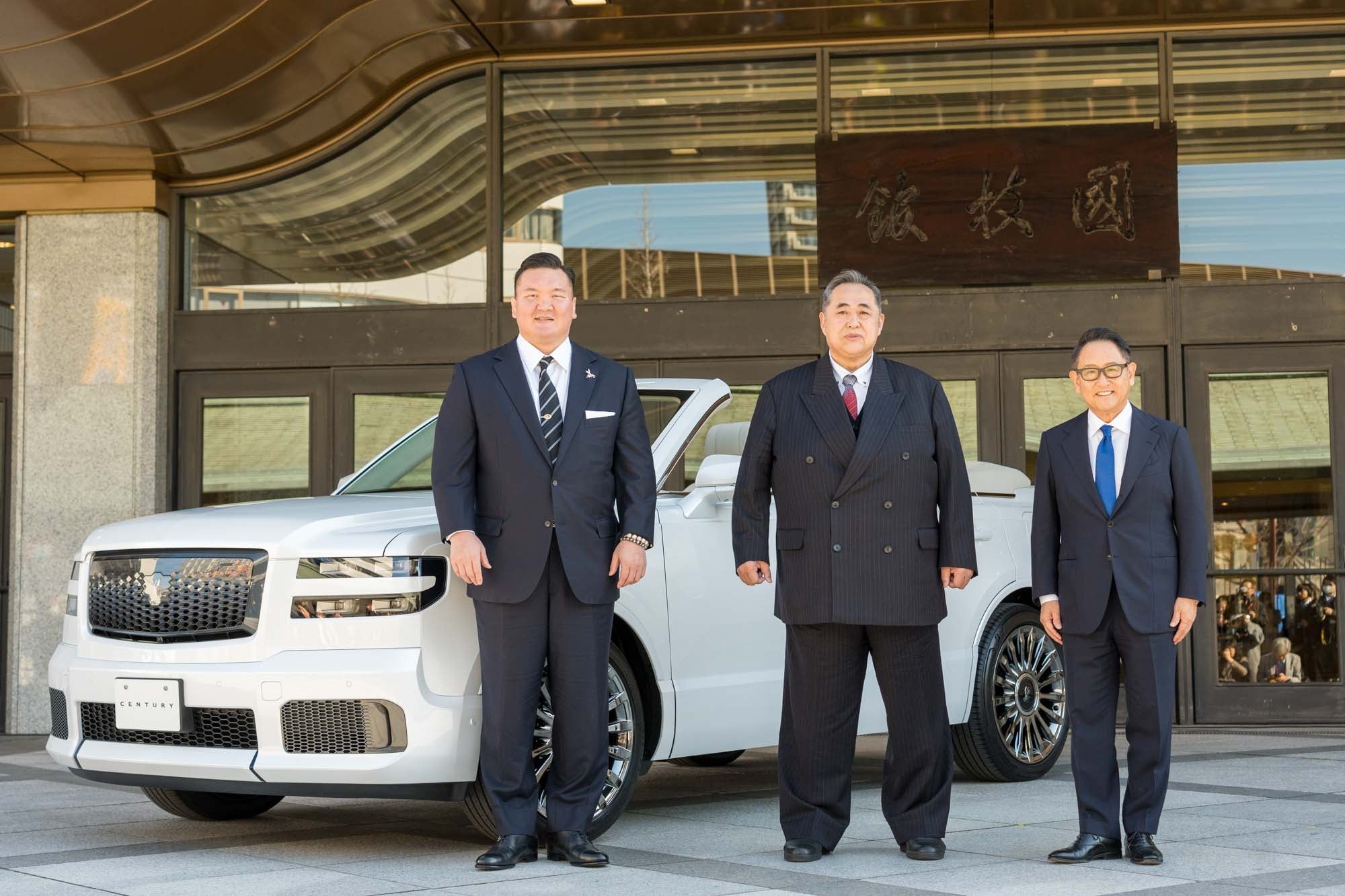 登壇者、左から宮城野親方、芝田山親方、車両前に豊田章男会長