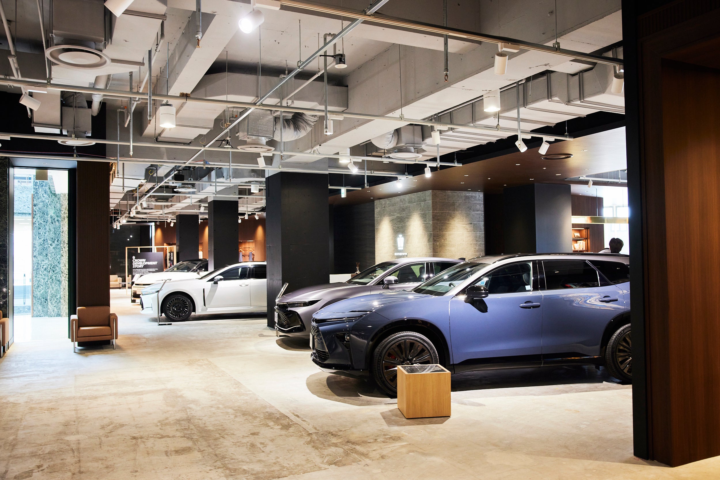 ▲THE CROWN福岡天神展示の様子