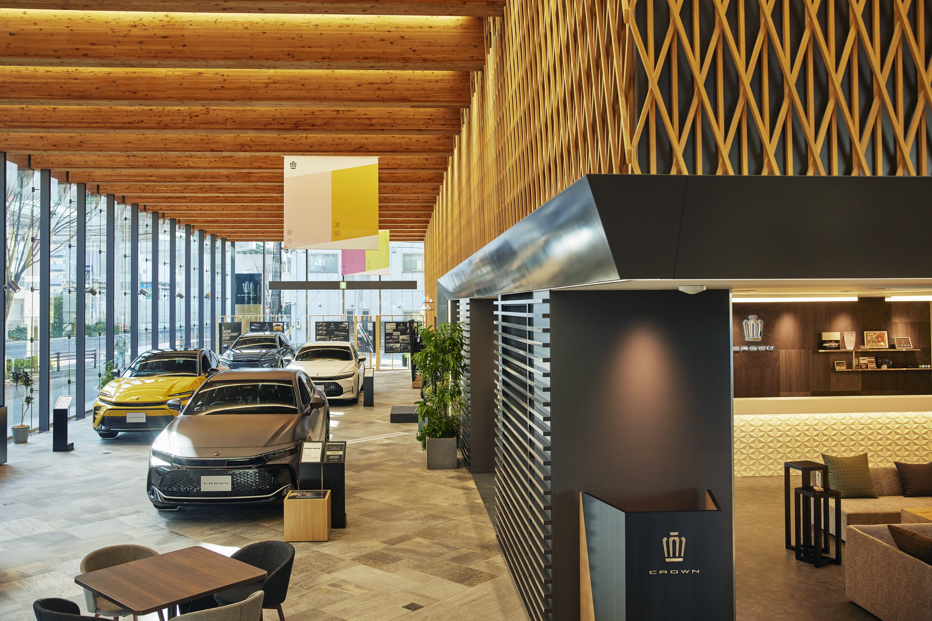 ▲THE CROWN愛知高辻展示の様子