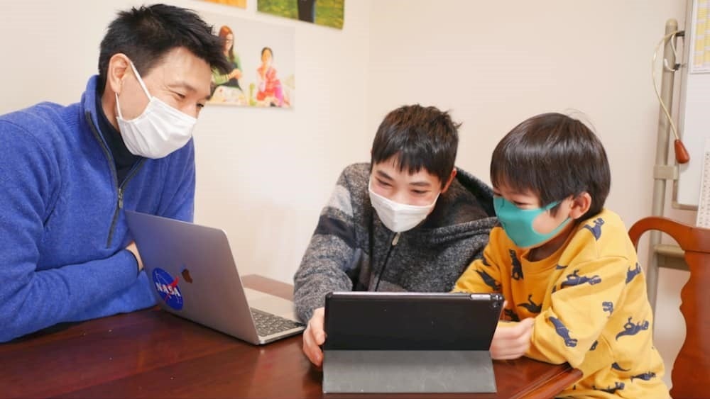 生徒とスタッフの心の距離が近いのも特徴の1つ。安心できる環境だからこそ、自分の興味を追求できる。