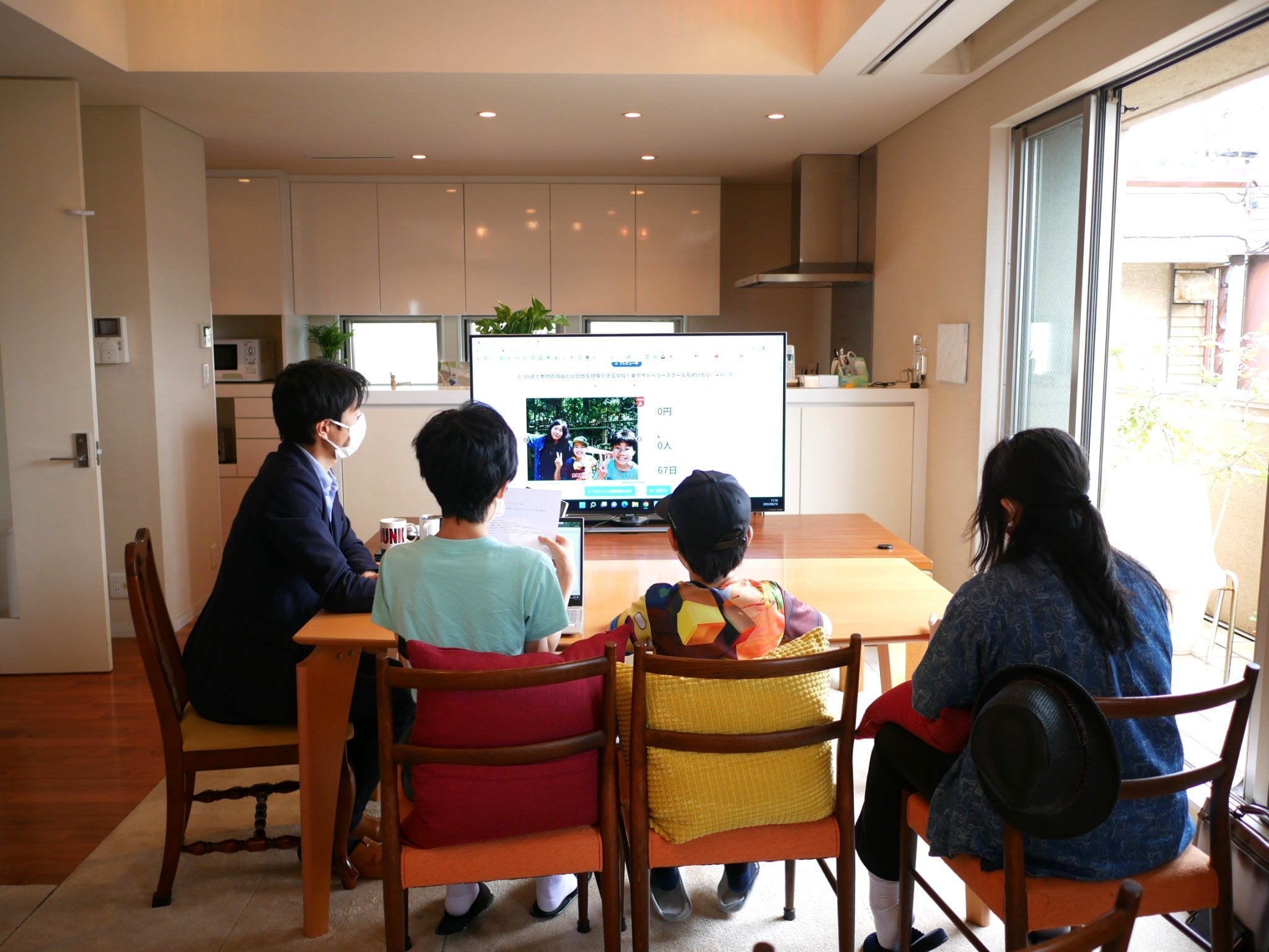 経営ミーティングにて、クラウドファンディングの打ち合わせを行う生徒とスタッフ。