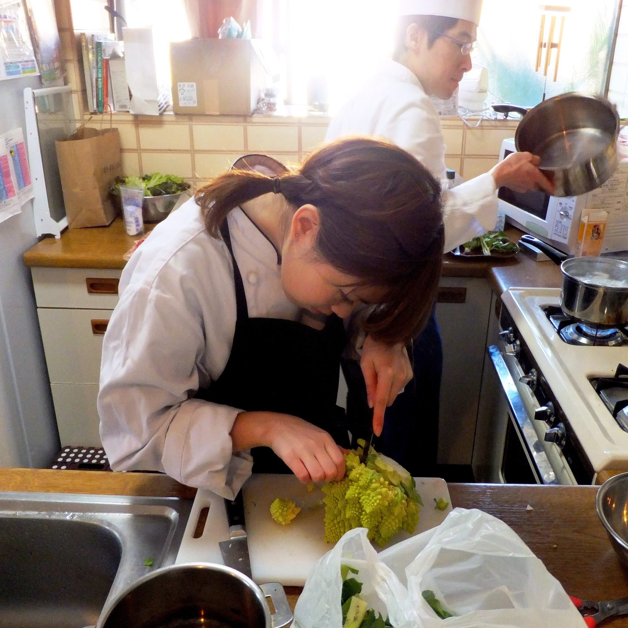 料理が大好きな生徒は3年間毎日作り続け、数年後自分の店を持った。