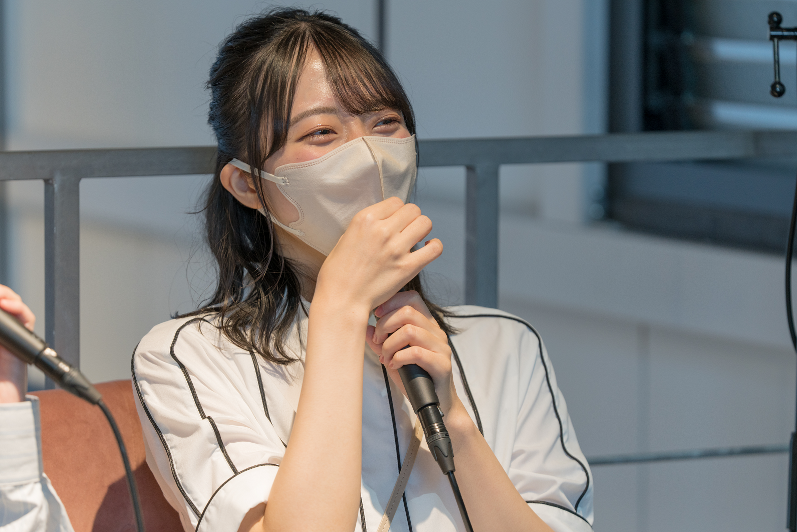 個展への真剣な想いを伝えながら、緩急をつけたセッショントークで笑顔を魅せる今村美月