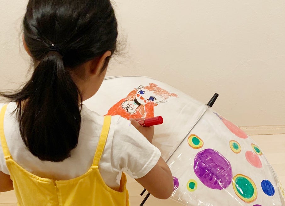 昼に傘に絵を描くワークショップを開催。夜には傘をライトアップさせる