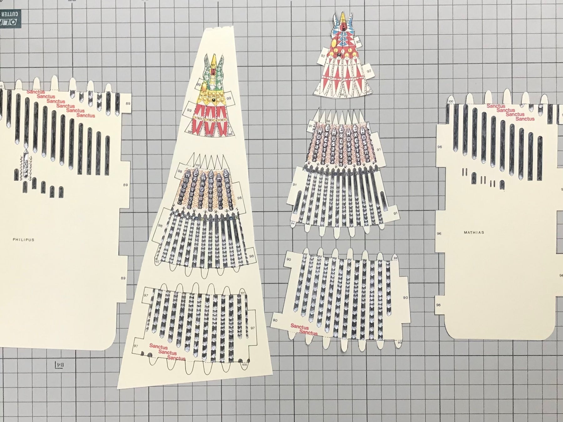 パーツを切り離していきます。(『ガウディ サグラダ・ファミリア聖堂』(西村書店)