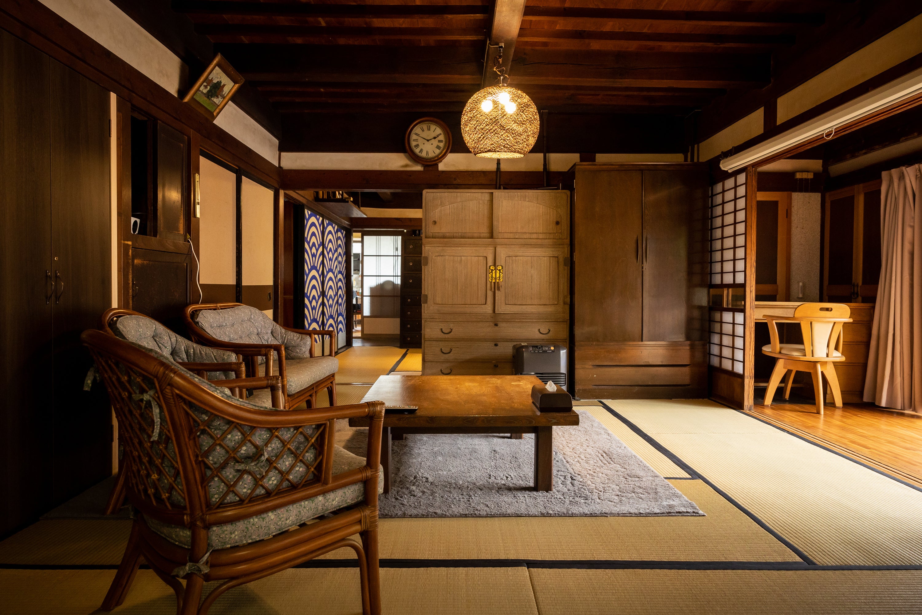 天野邸のリビングでは映画も観られる