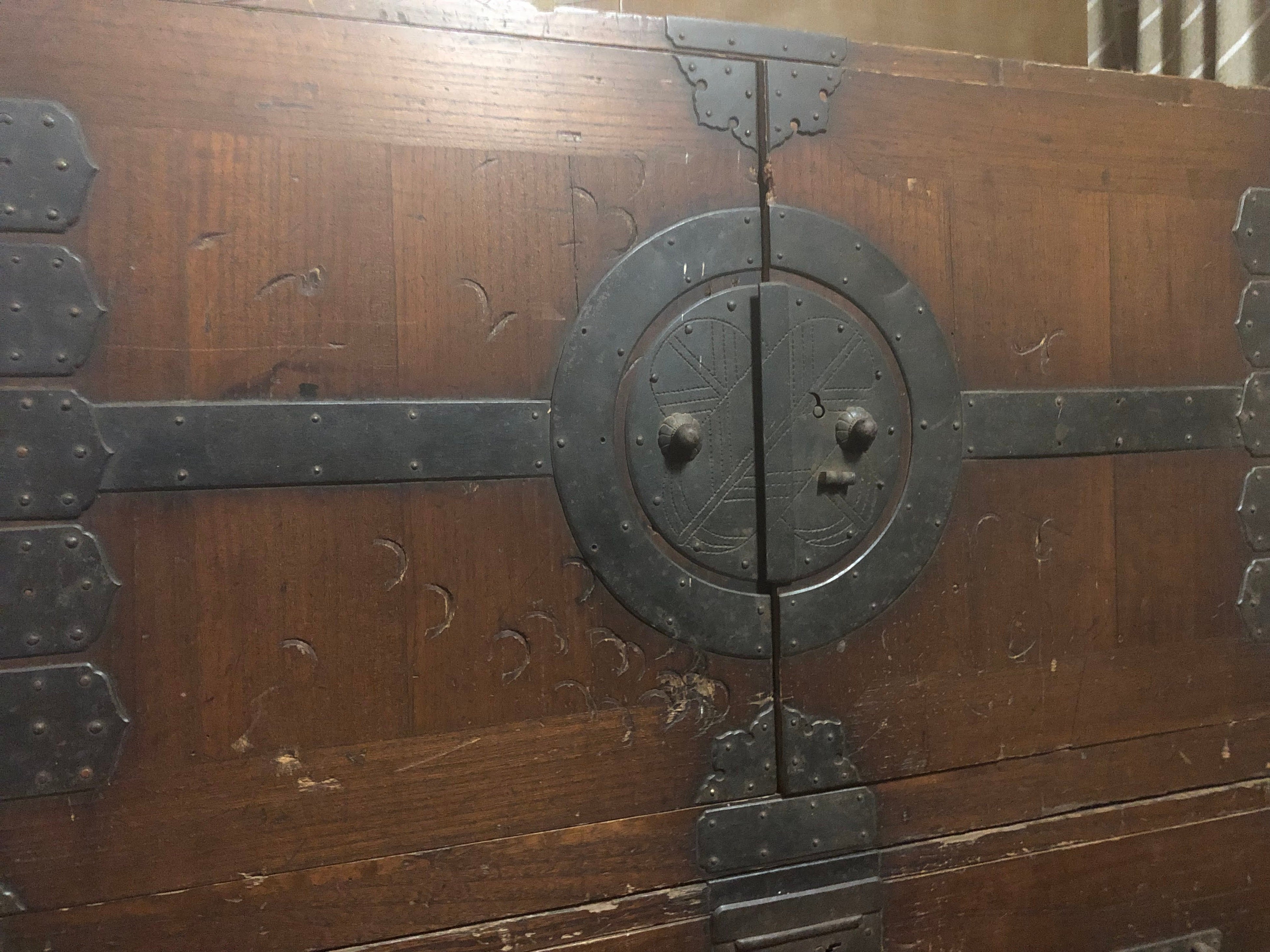 鉄砲の跡が残る箪笥