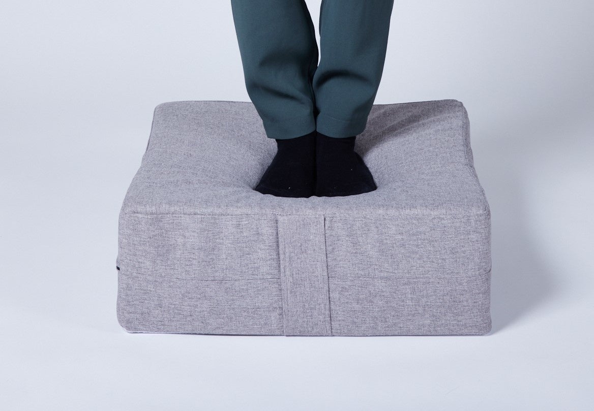 内部のスポンジがジャンプの衝撃音を吸収