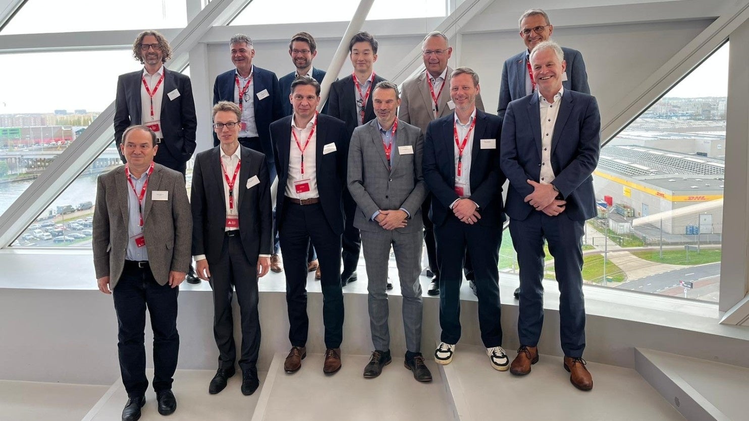 設立メンバー７社とTNOの集合写真