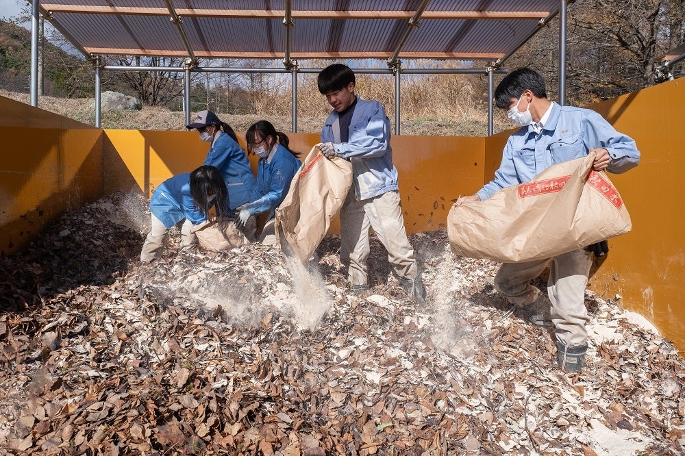 11月20日のイベントの様子：落ち葉や紙コップなどを堆肥化
