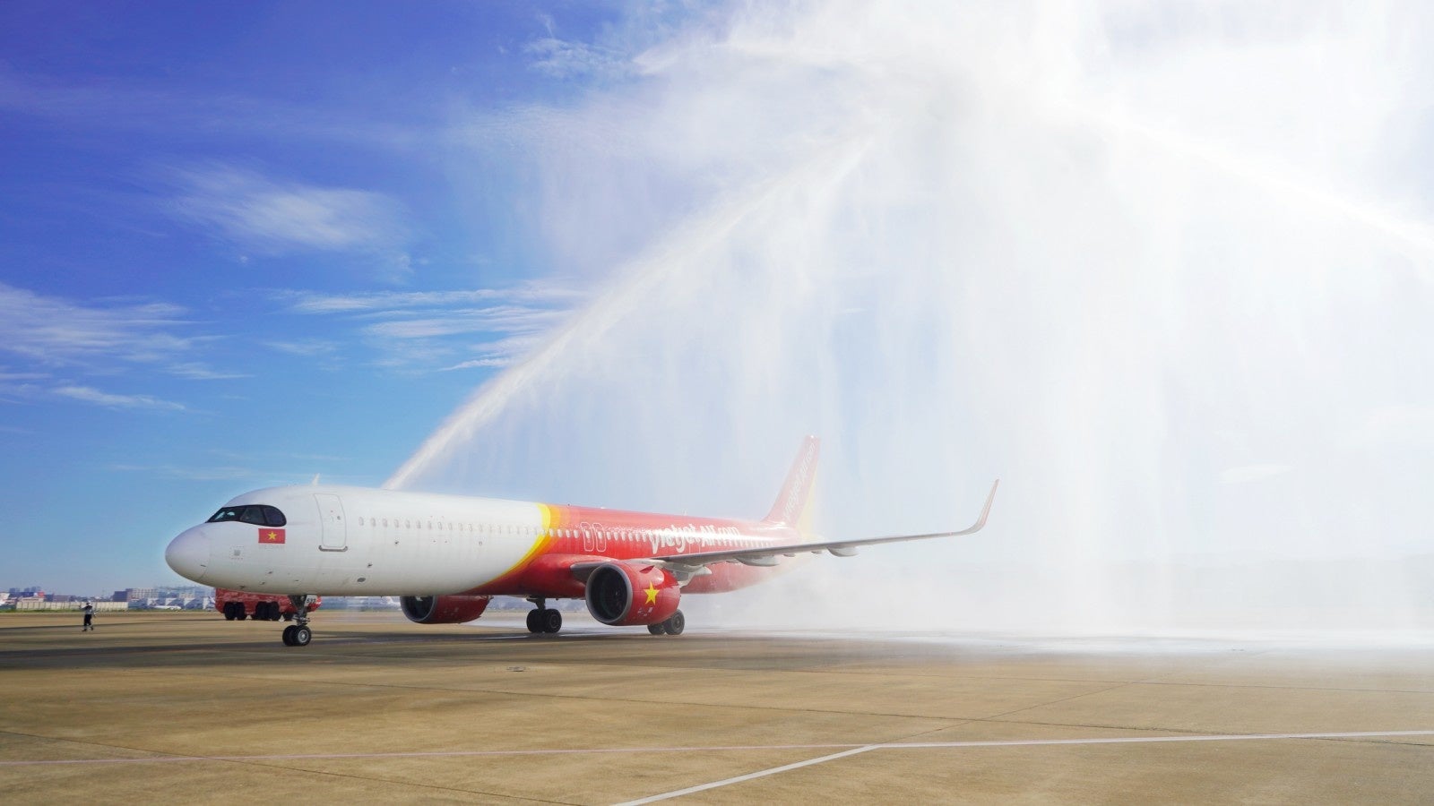 福岡空港初到着便への放水砲セレモニー