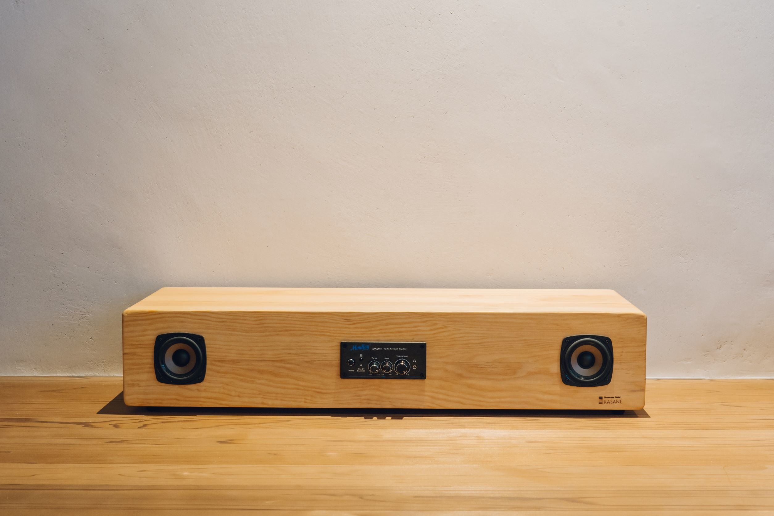 自社オリジナル木製スピーカーが各客室に完備