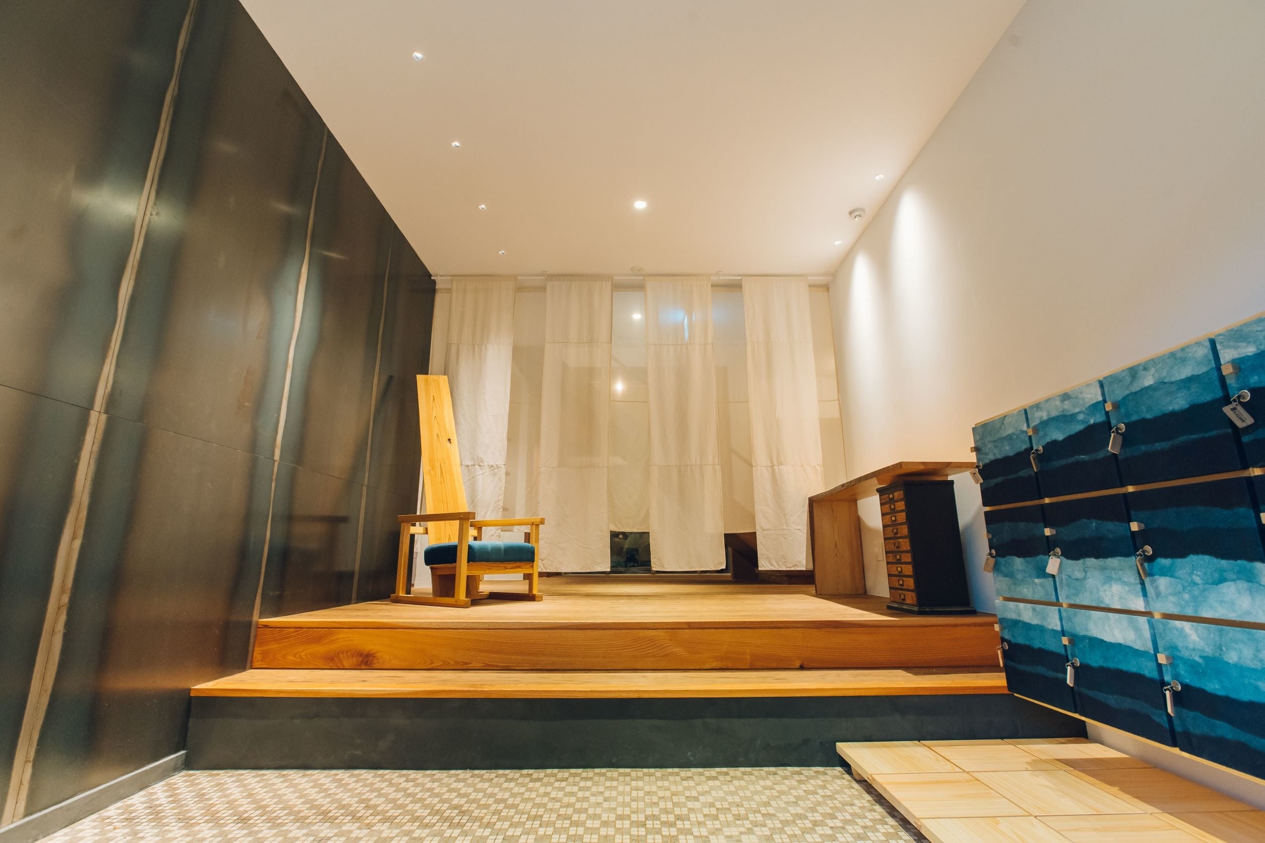 広々とした玄関。靴箱が印象的です。