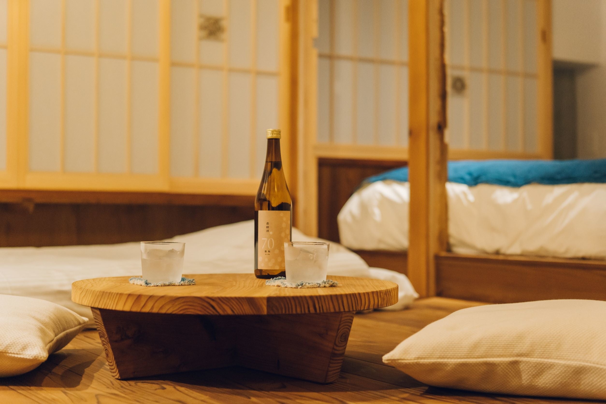 客室にはオリジナルのダイニングセットがありますが、ちゃぶ台もお貸しします。