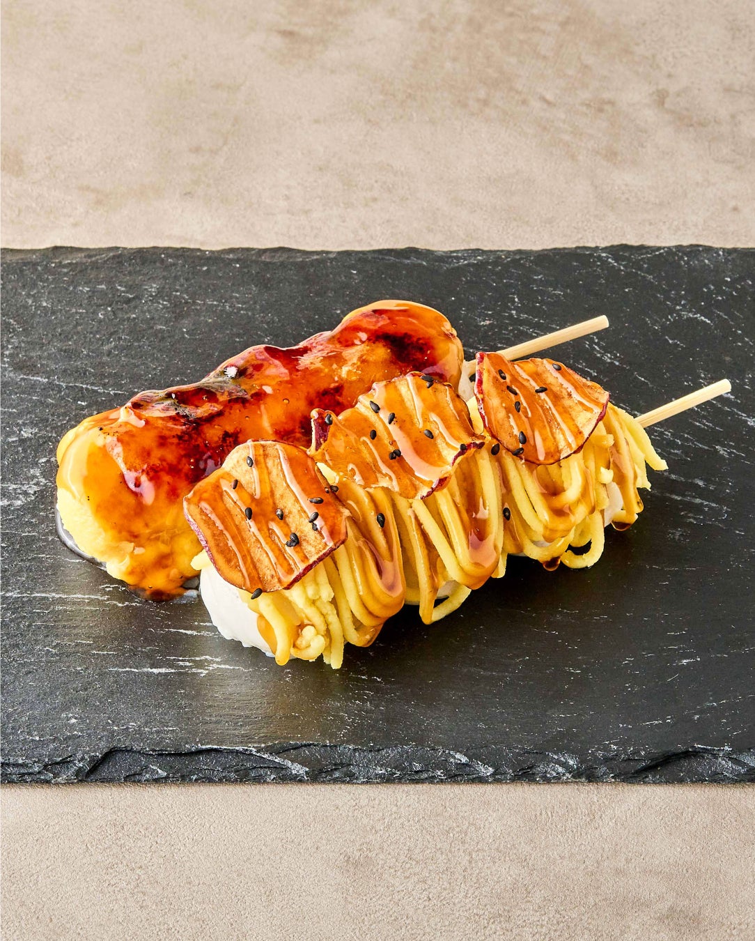 画像に alt 属性が指定されていません。ファイル名: 104470-5-449db2f61eec94d580a6117cdc2c89d4-2168x2700.jpg 「お芋のみたらし団子 ~モンブラン仕立て~」 「お芋のみたらし団子 ~ブリュレ仕立て~」 各1本・税込み390円