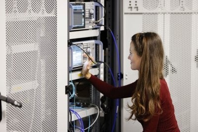 ローデ・シュワルツとVIAVI Solutions社は、O-RU向けに共同開発した自動テスト・プラットフォームの検 証に成功しました。（画像提供：i14y Lab）