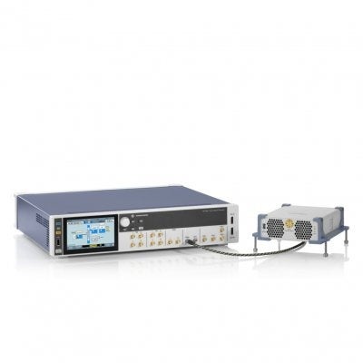R&S FExxxSTアップ・コンバージョン用フロントエンドを接続した R&S SFI100A広帯域IFベクトル信号発生器。