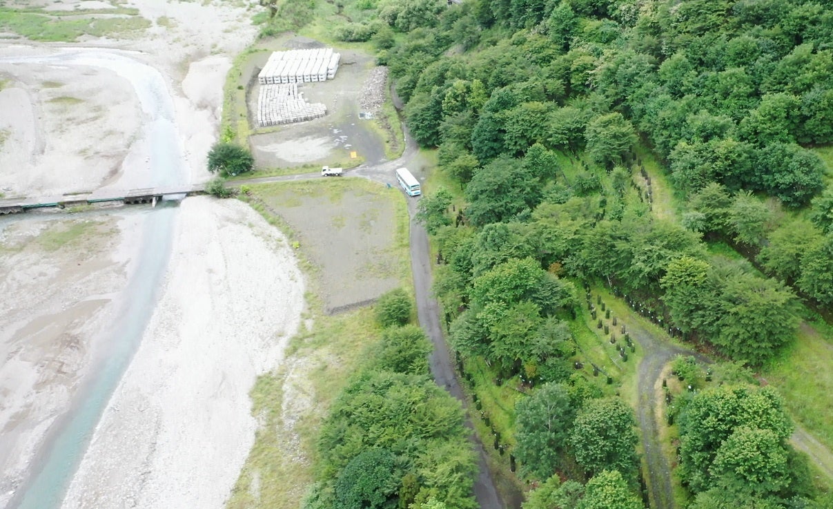 こちらは昨年度の取り組みの際に撮影した植樹場所の様子。写真左が松木川、写真右側が植樹の場所です。2021年に撮影したもの。