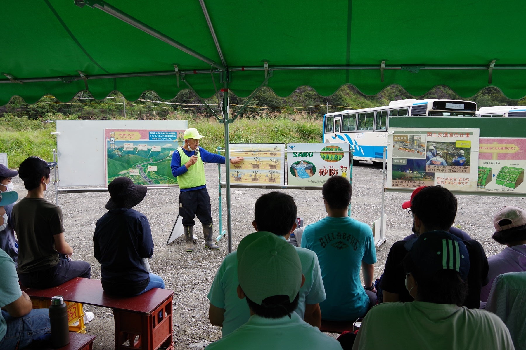 足尾に緑を育てる会の植樹の説明を熱心に聞く特別支援学校の生徒さんたち（2022年9月9日植樹での事前説明）