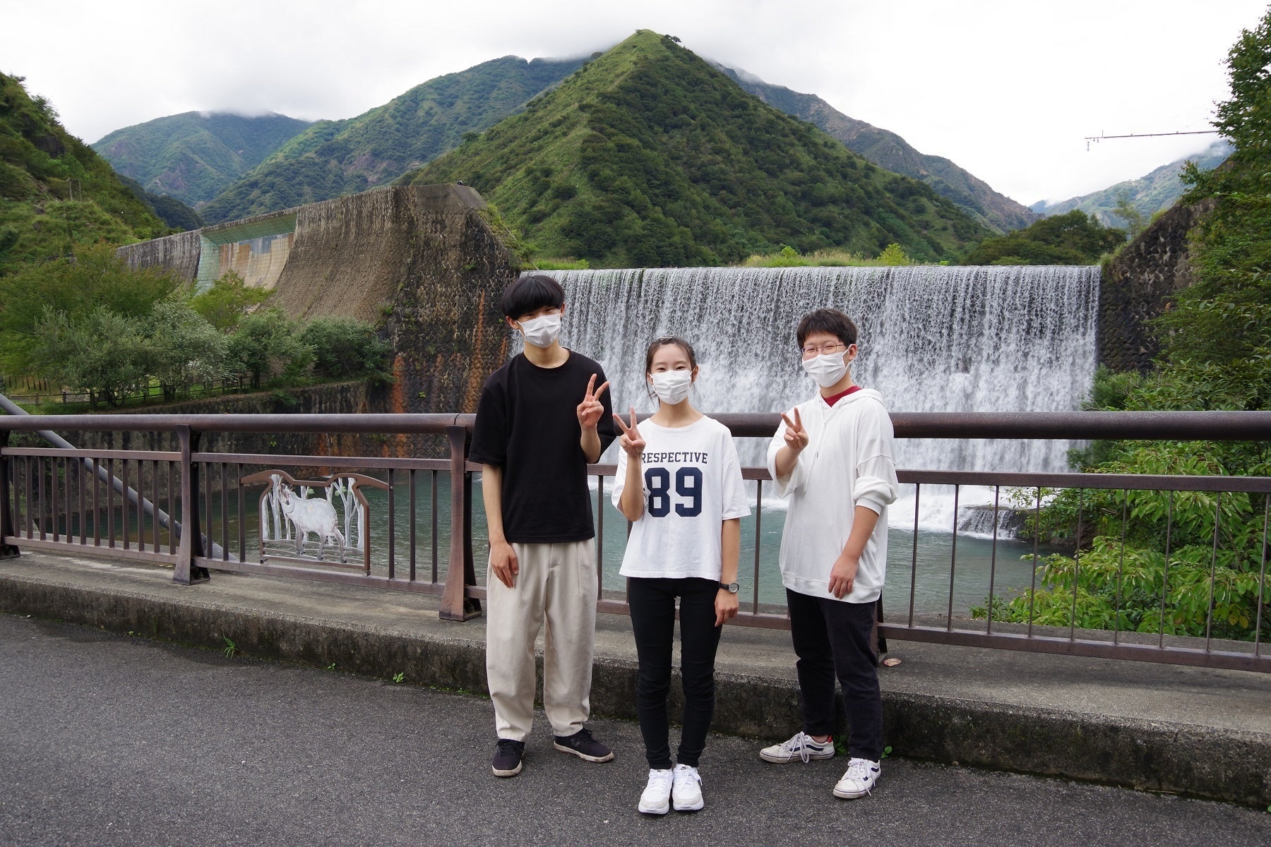 足尾砂防堰堤の前で、砂防事業の最前線を学んだ記念の撮影をいたしました。（2022年9月9日の表彰式の帰路の途中に砂防堰堤の前で）