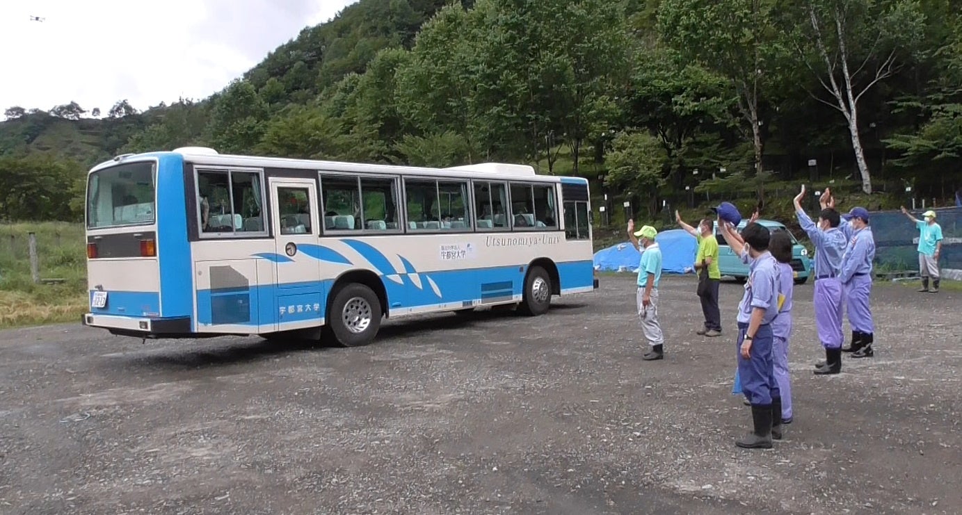 写真は昨年度の時のお見送りの様子