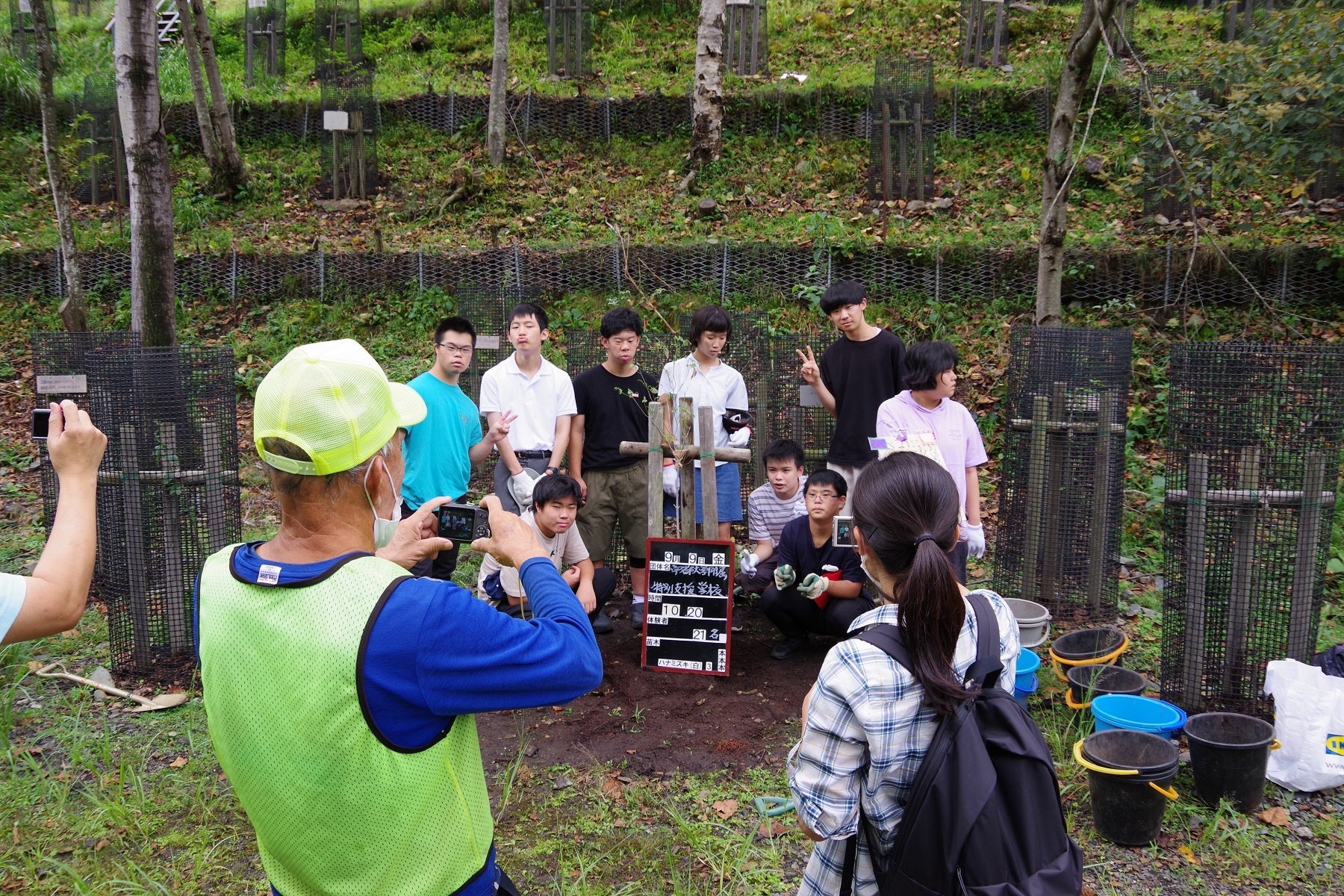 記念撮影も植樹活動の楽しみのうちの一つです。（高等部1年生。2022年9月9日の植樹活動。写真を撮るその一瞬だけマスクを外して撮影。）