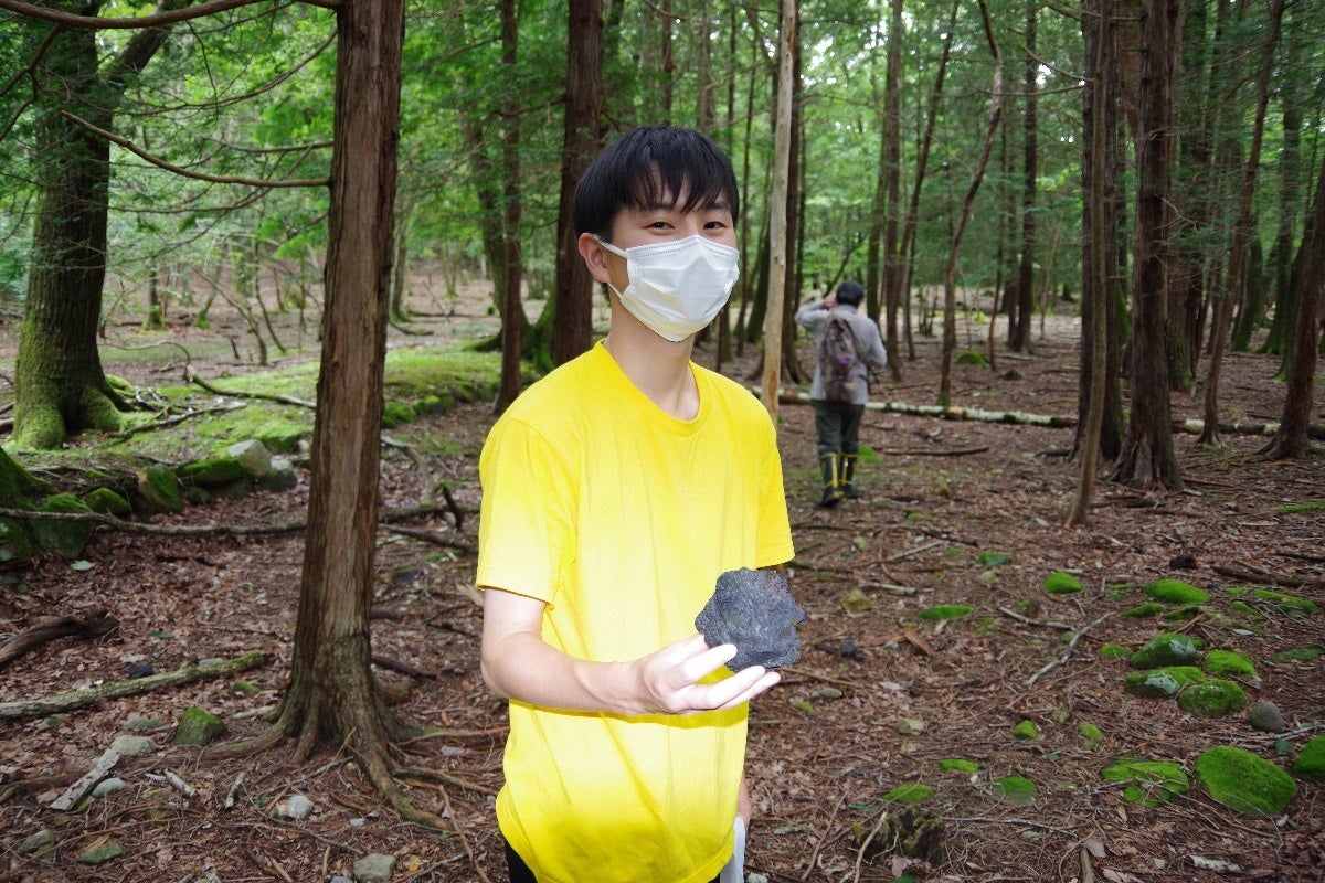 道沿いに転がっているコークスを発見！ちなみに学生が来ている黄色いTシャツは地域デザイン科学部のTシャツです。