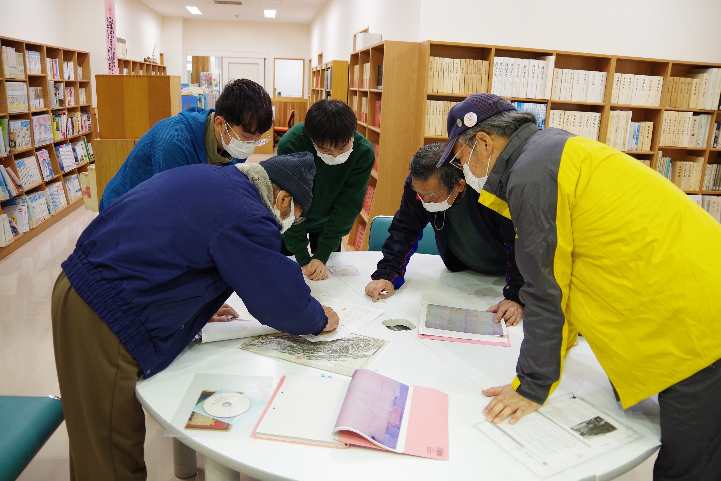 写真５　足尾公民館にて調査出発直前での最終確認の様子。この日までにいろいろと準備を進めてきました。2022年10月24日。宇都宮大学撮影。