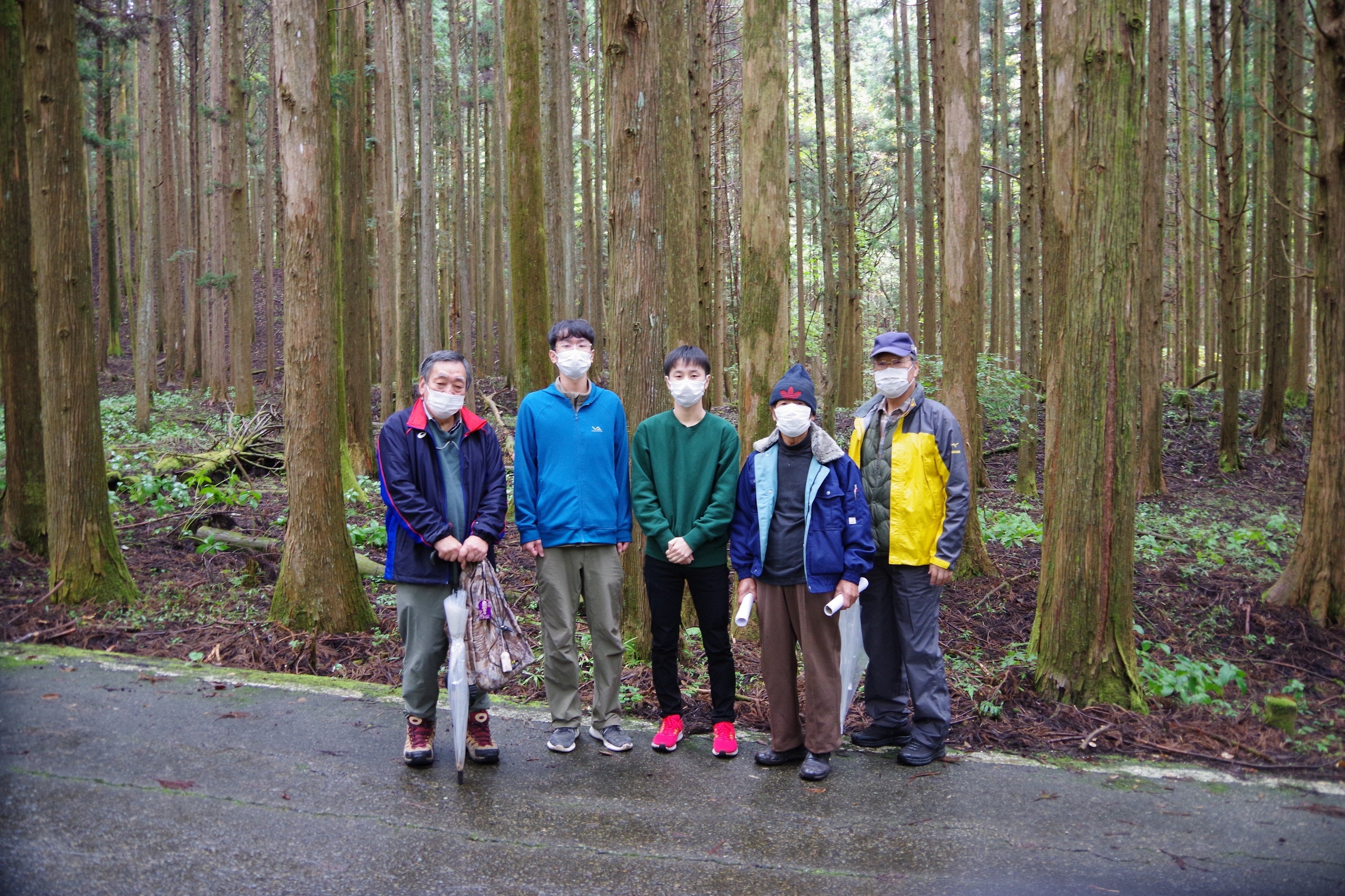 写真11　本年の調査の最後に、細尾の索道の跡地の前で、思い出の記念撮影です。2022年10月24日。