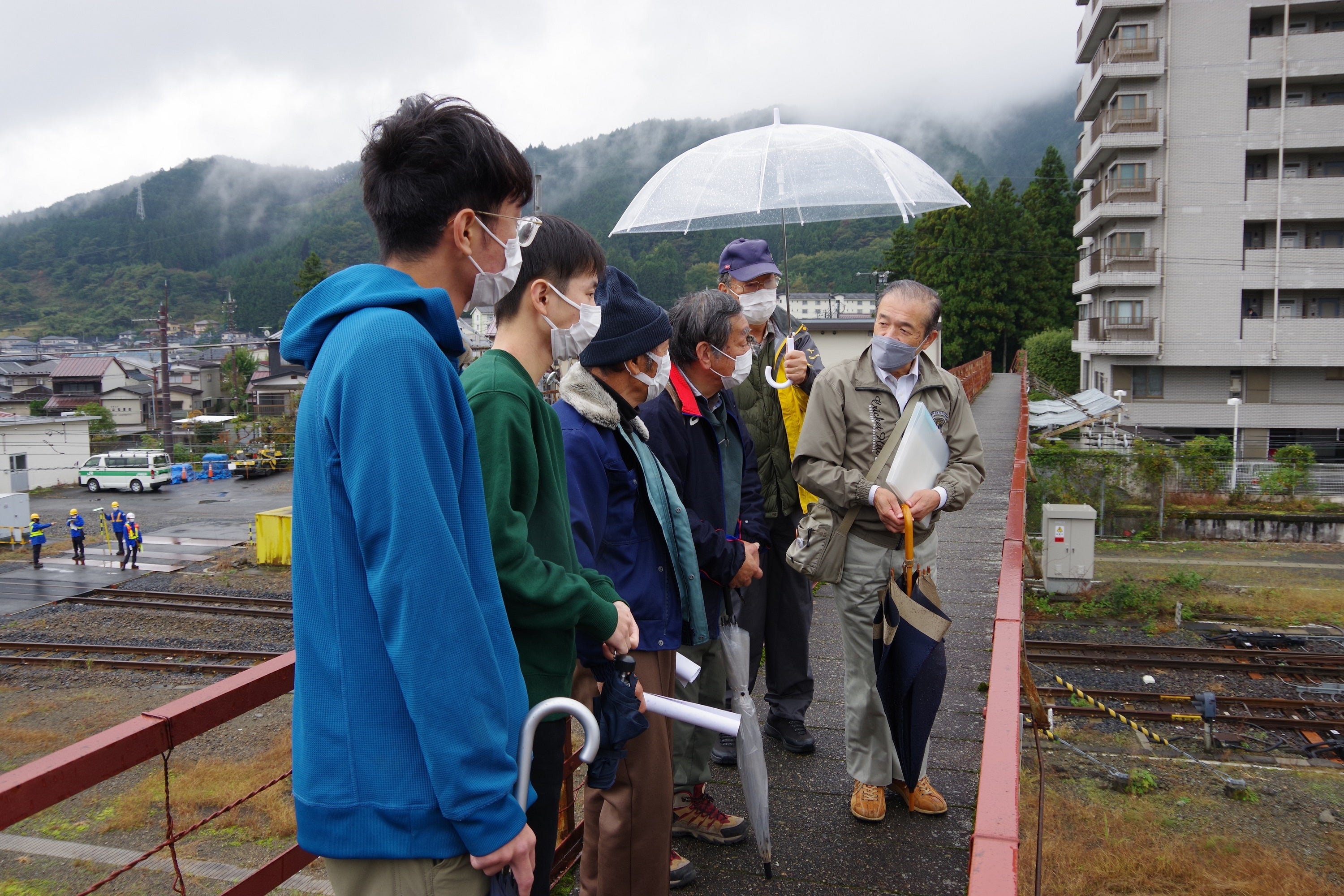 写真７　古河の貨物駅の場所を確信出来て見な納得で大満足でした。本学の学生は写真左側です。（左から島崎君、小島君。インフラ整備が自身らの専門範囲です。）2022年10月24日。宇都宮大学撮影。