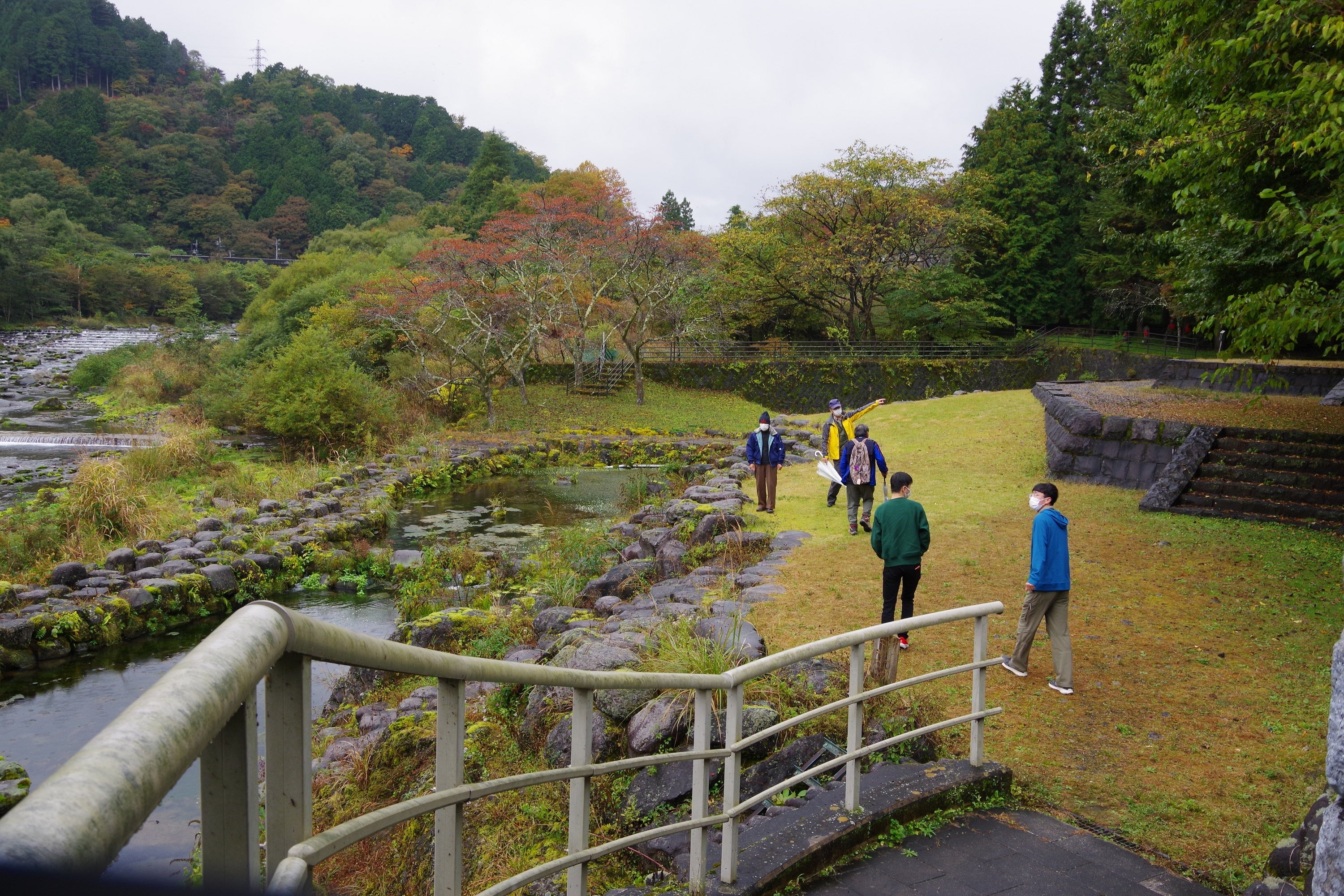 写真９　写真左が大谷川（神橋が跨ぐことになる川です！）で大日堂跡地は写真中央から右側あたりです。こんなぎりぎりの所を通っていたのですね。当時の土木技術者の考えにも思いを巡らせながら現場を確認しました。2022年10月24日。宇都宮大学撮影。