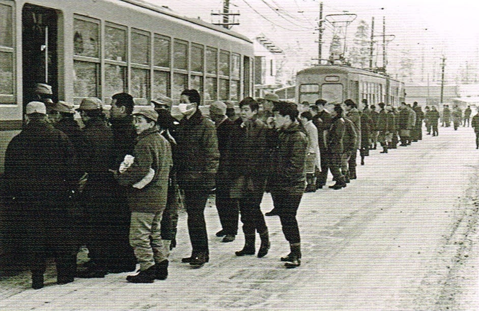 写真２　「凍てつく朝、乗車を待つ通勤者たち」安良沢、中谷文夫撮影。東武博物館発行の「なつかしの日光軌道」より引用。昭和30年代末から1968（昭和43）年の間で撮られたもの。