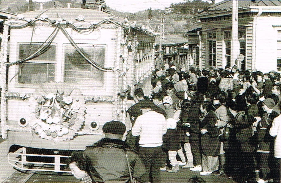 写真：「最後の日光軌道に乗ろうとする多くのお客様」1868（昭和４３）年2月24日　中谷文夫撮影。1968（昭和43）2月24日に撮られたもの。