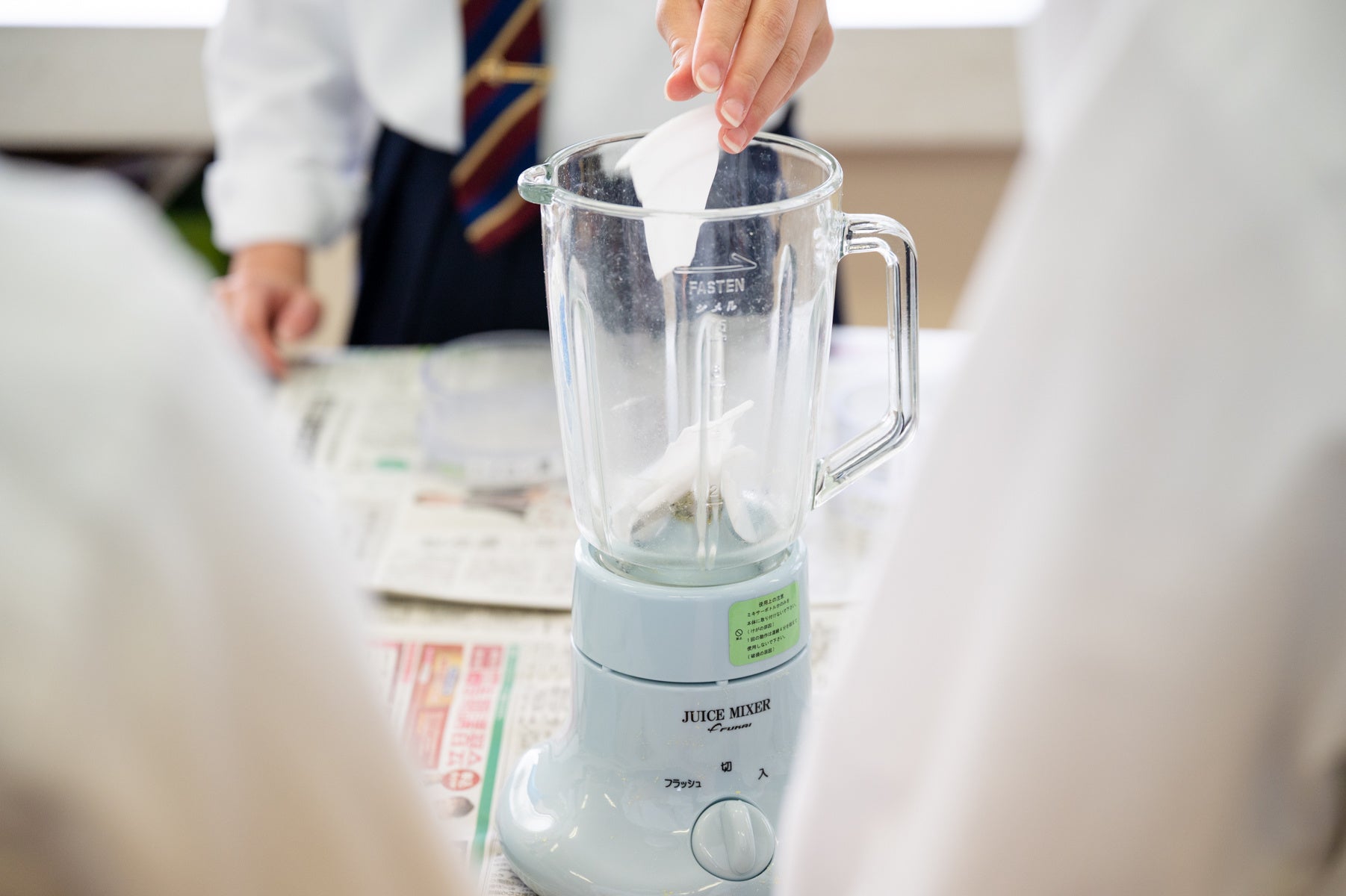 採集したプラスチックを粉砕