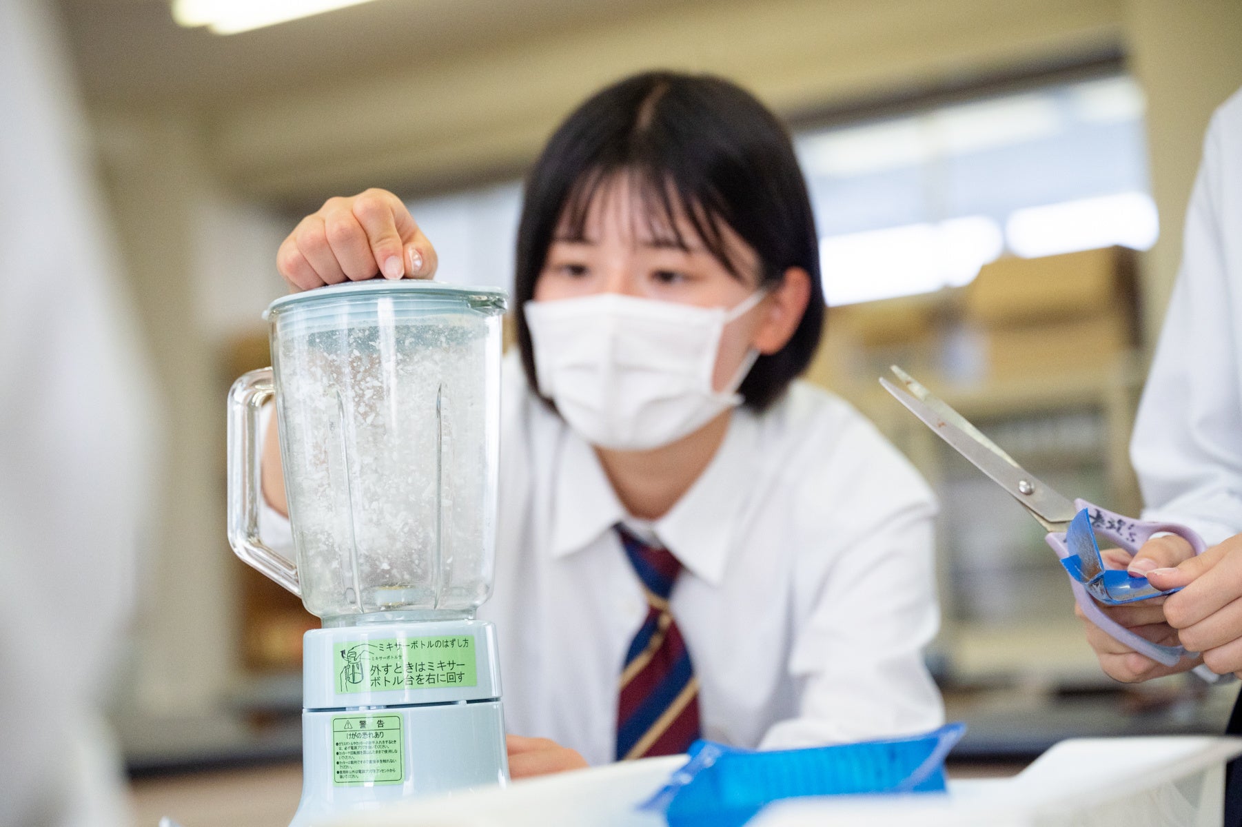 採集したプラスチックを粉砕