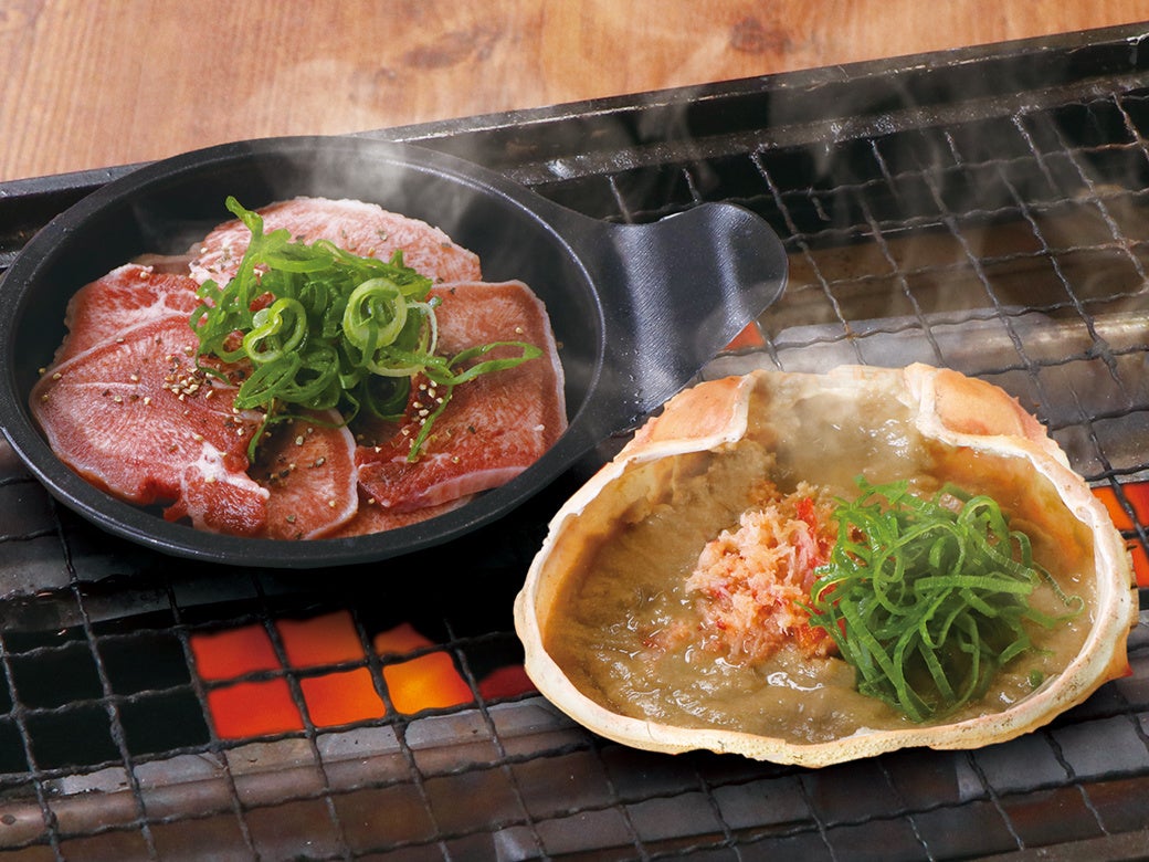 目利きの銀次_卓上焼き（左：豚タン／右：かに味噌甲羅焼）