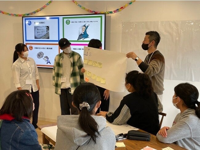 ＜ワークショップの様子：メットライフ生命　大阪セントラルAOエイジェンシーセールスマネージャー　畠伸太郎と発表する子ども達＞
