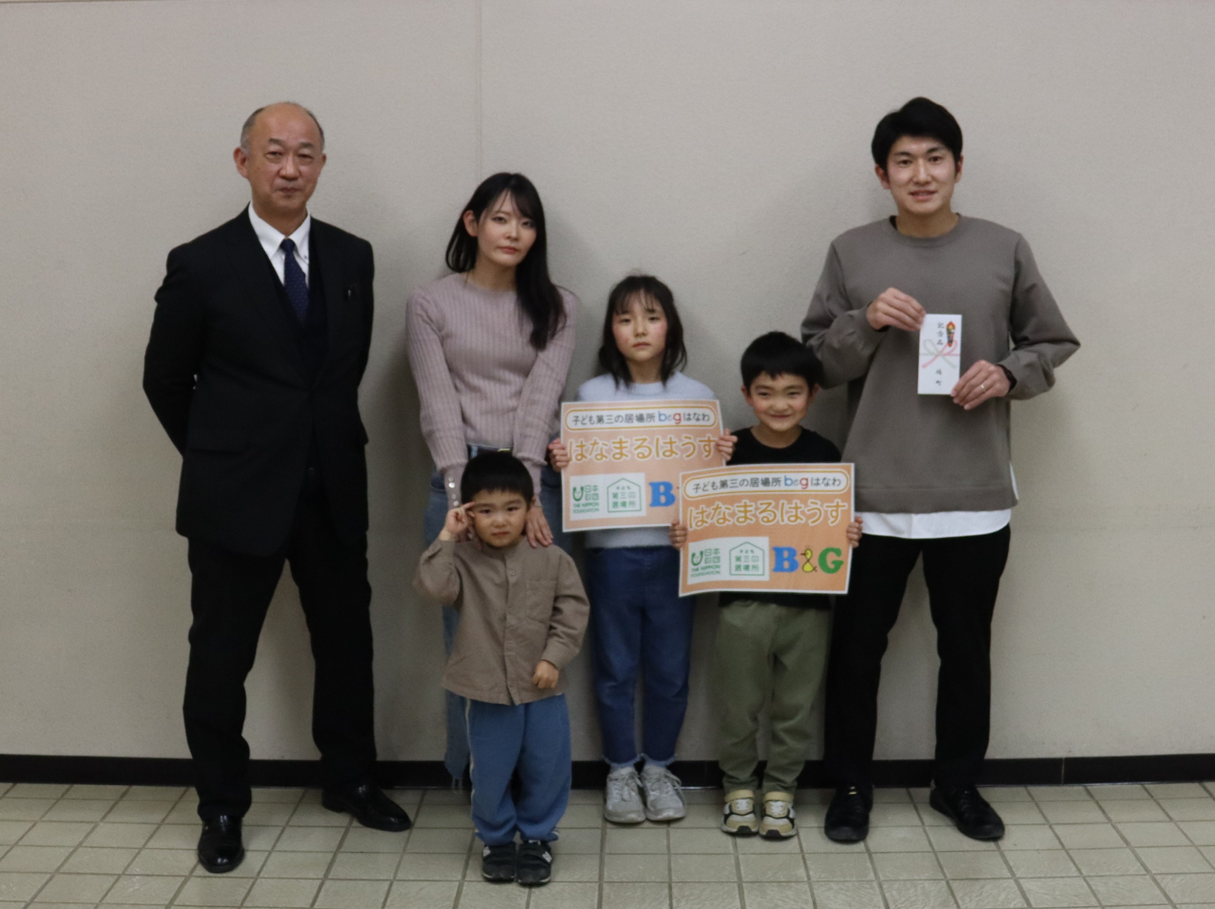 左：秦 公男 教育長　右：石井さんご家族