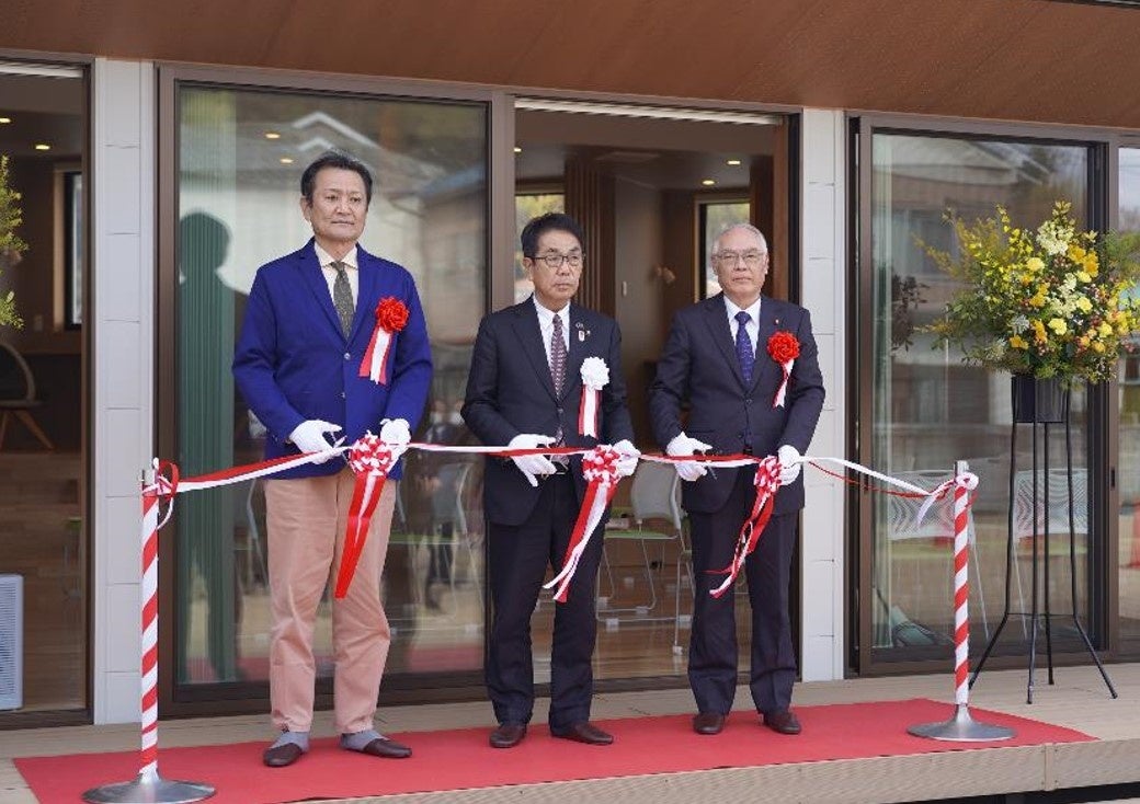 落成式：菅原理事長（左）、             平谷市長（中央）、髙本議長（右）