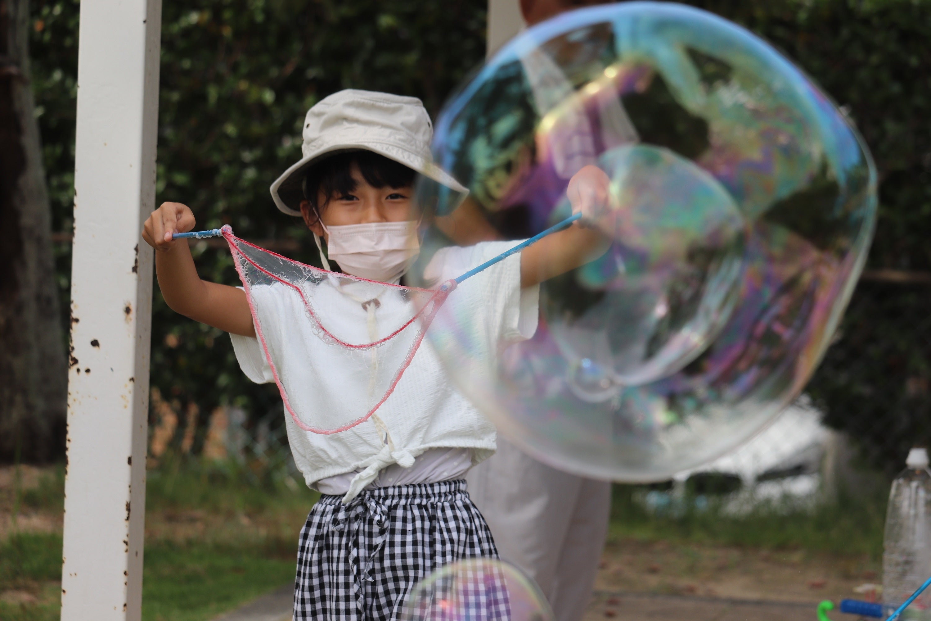松尾氏が調合した液でできた大きなシャボン玉