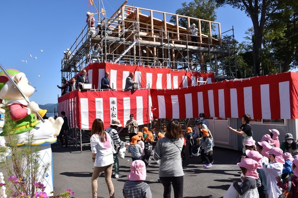 ＜上棟式にて餅まきの様子＞