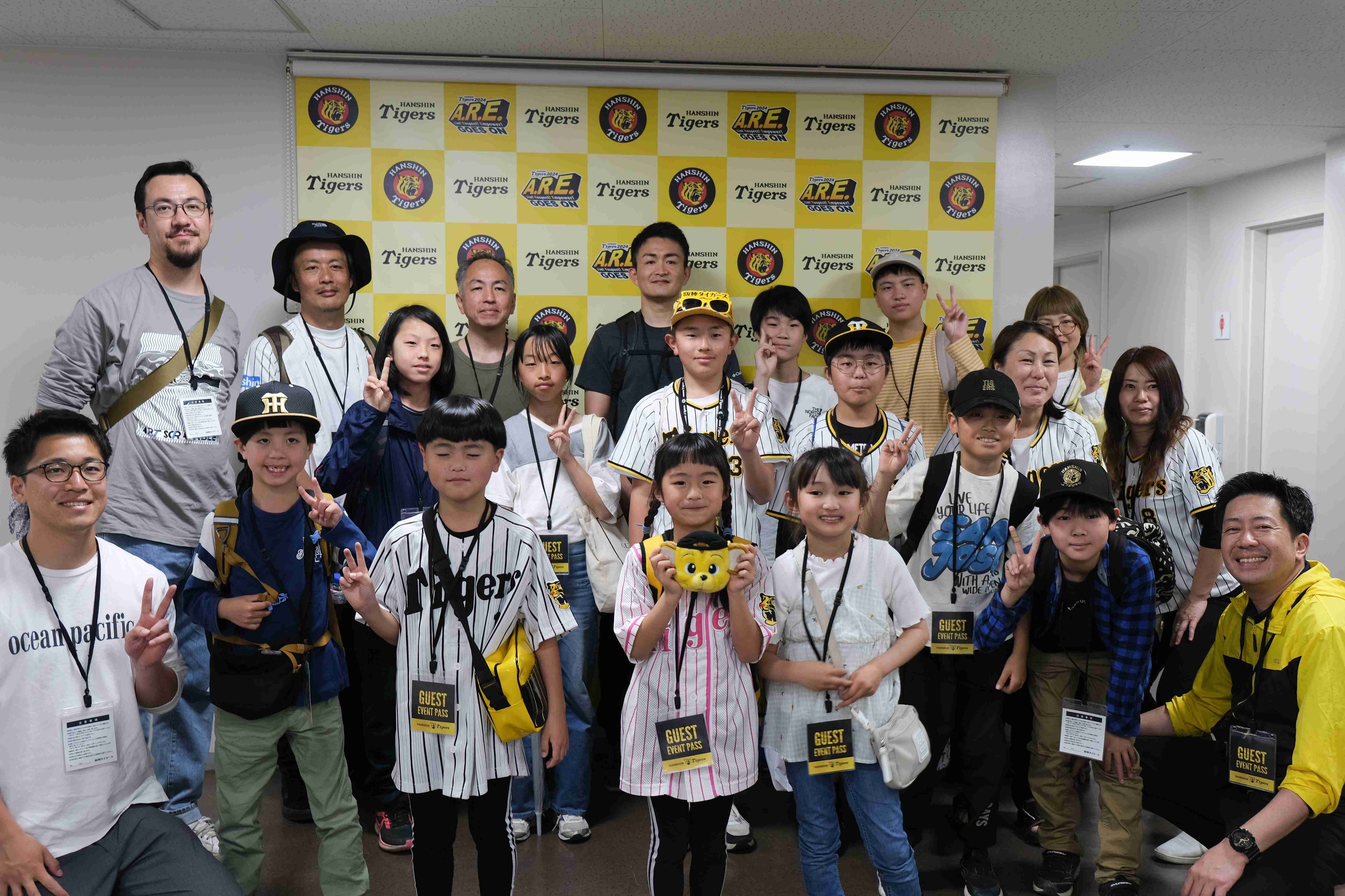 スローガンパネル前での集合写真