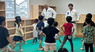 鈴木桂司氏による運動教室の様子