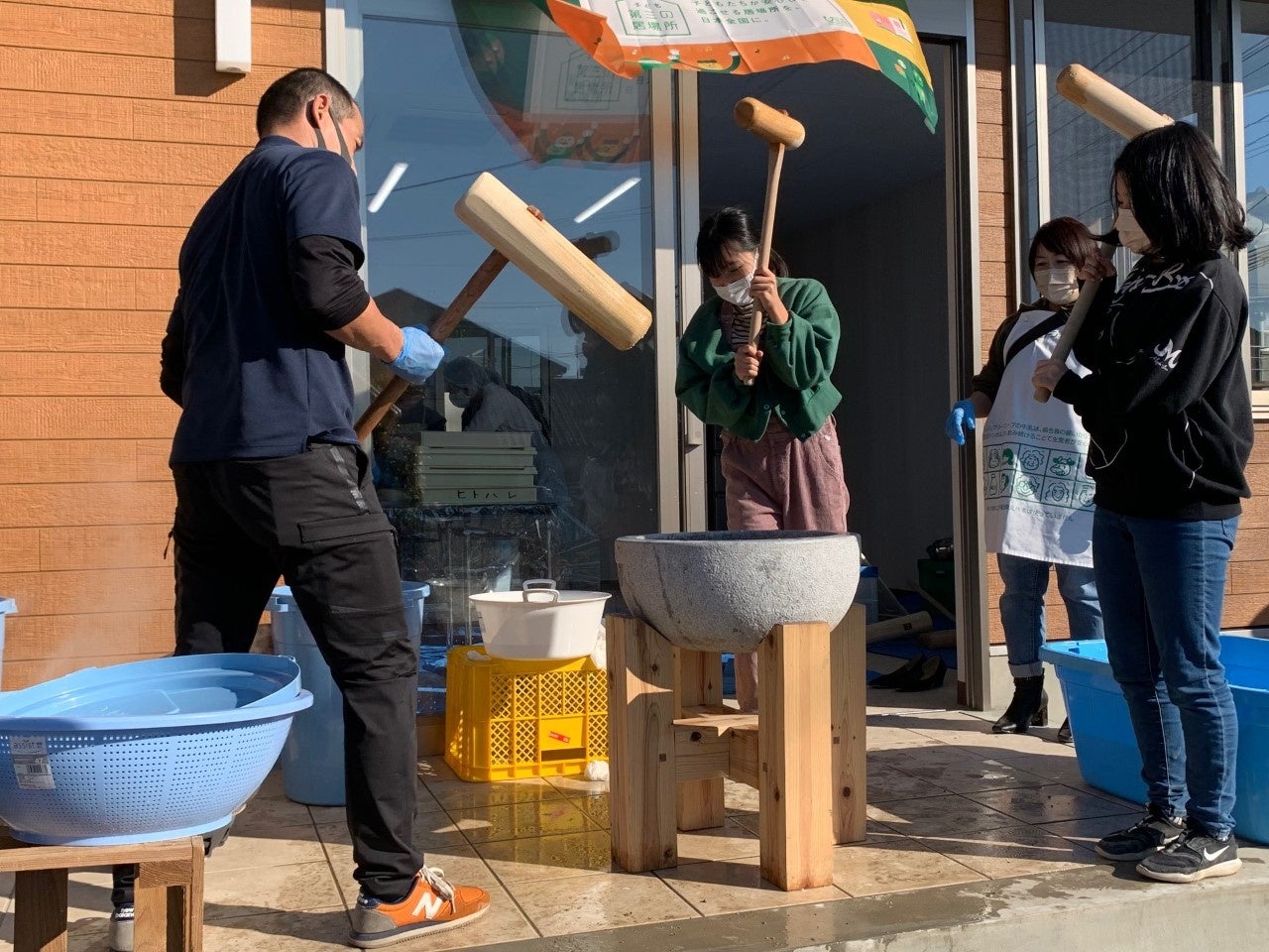 「テープカットの様子」