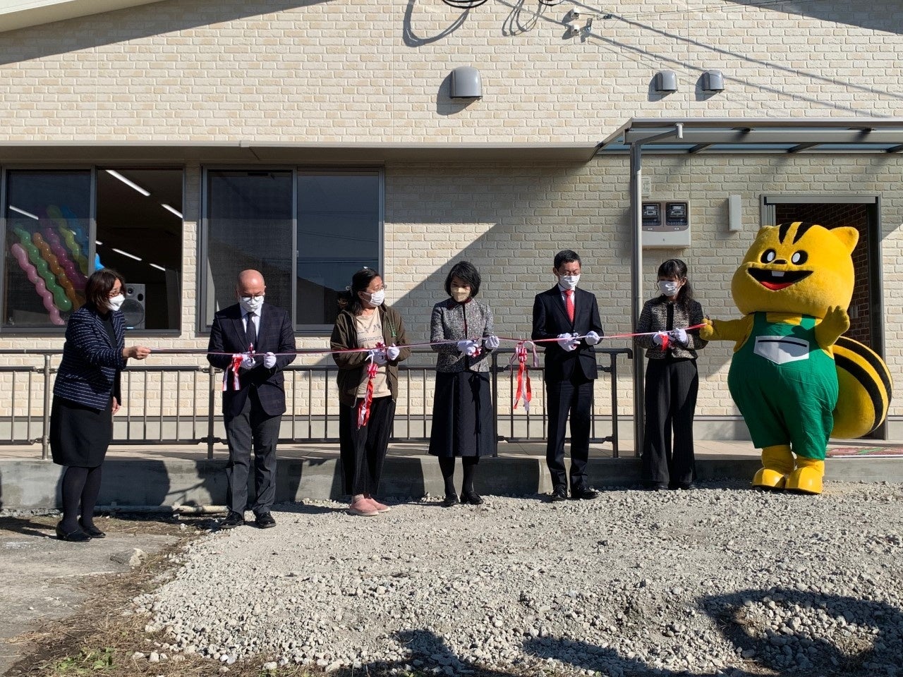 「開所式後の餅つきの様子」