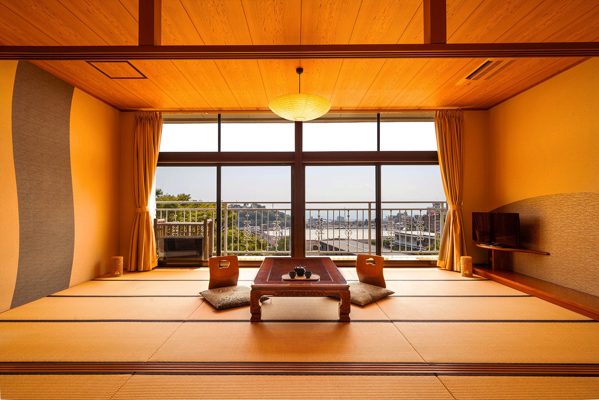 紀州材の使用例：大分県・湯快リゾート ホテル風月＜プレミアム＞客室の内装材として使用